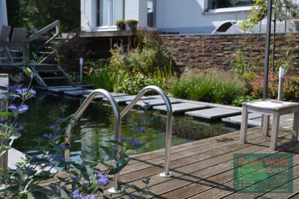 Zwemvijver die aansluit bij de tuin